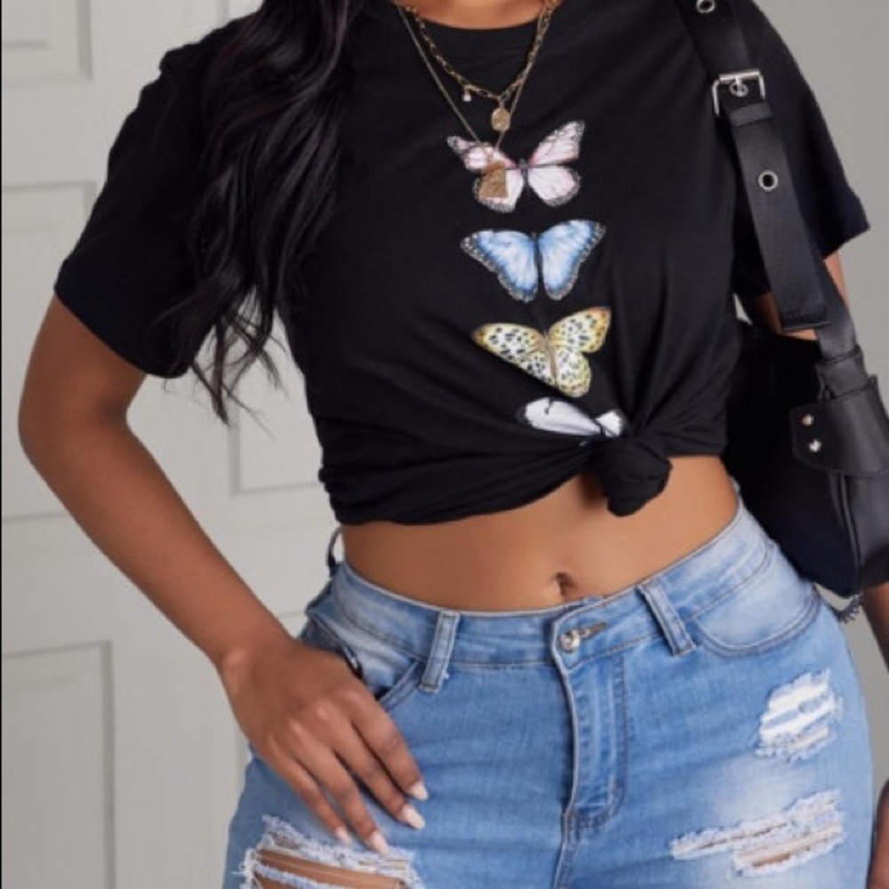 🦋Brand NEW Womens T-Shirt! Suuuper Cute Butterflies. 🦋Not a Cropped Tee.